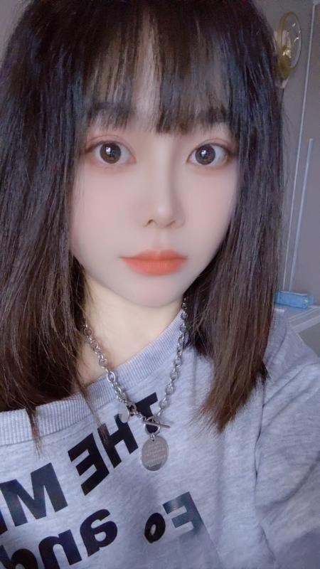 短发活泼娃娃脸