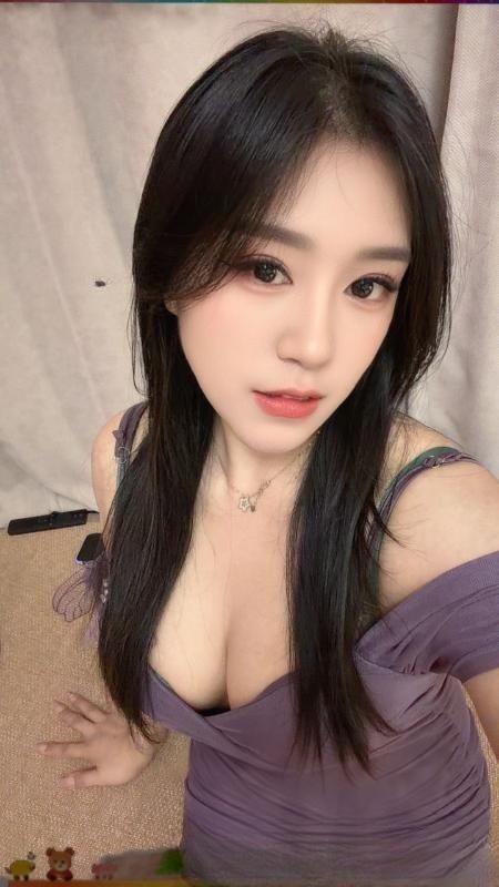 雨花舌吻大胸妹